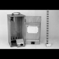 Voorwerpen\7200\7214b.jpg; V07214; ; Polarisatiemicroscoop met kistPolarisation microscope with box